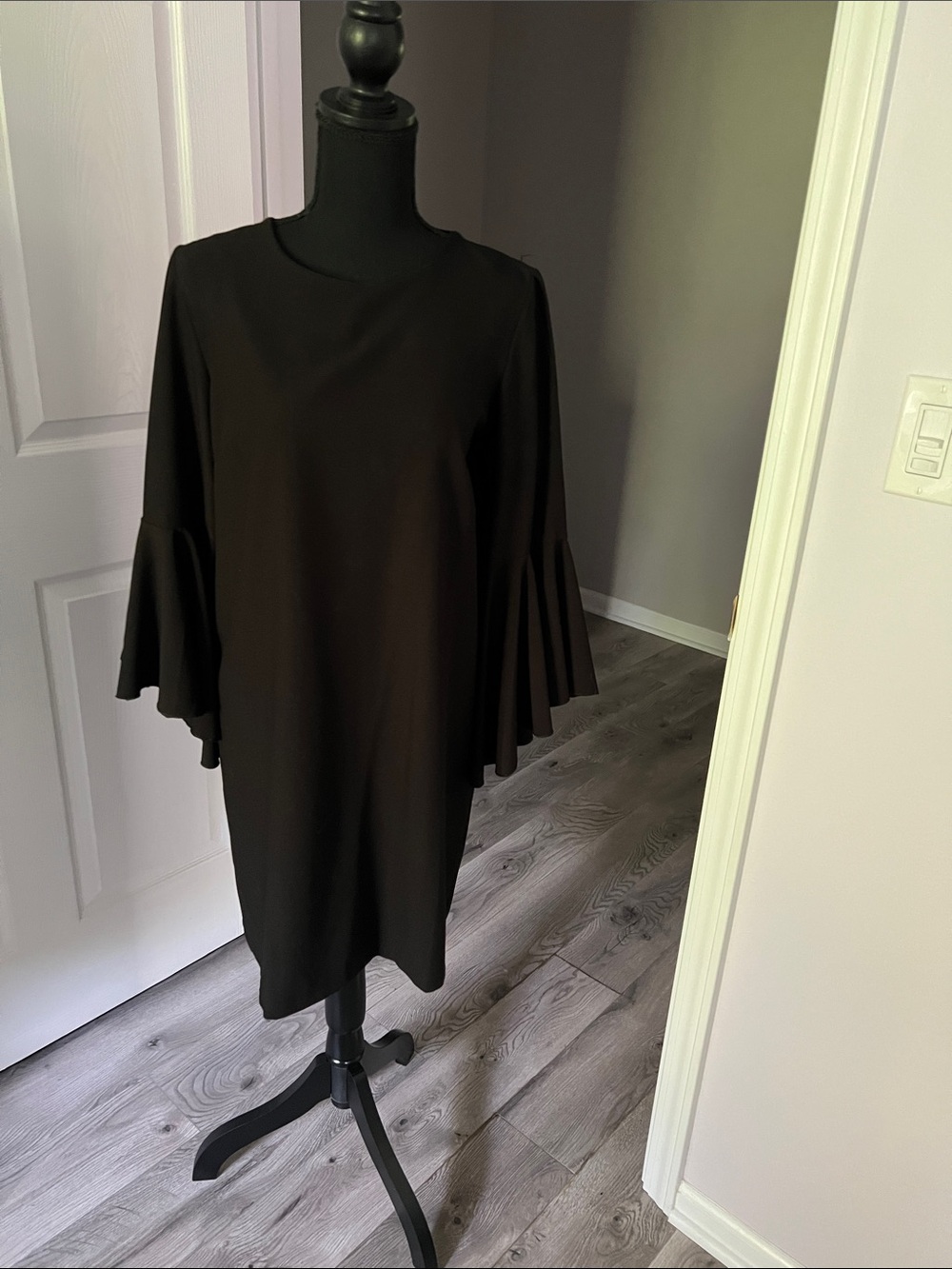 Vanessa Zani Women's Black Long-Sleeve Bell Sleeve Dress